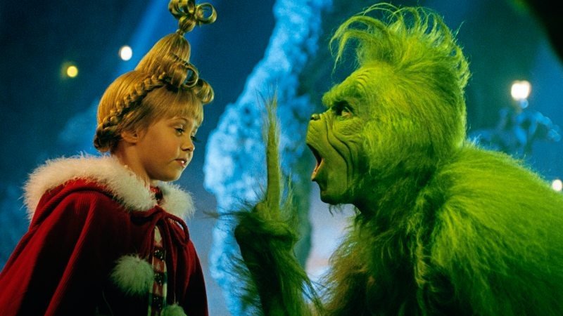 Die achtjährige Cindy Lou (Taylor Momsen) interessiert sich sehr für das merkwürdige Wesen namens Grinch (Jim Carrey) und seine Geschichte. Foto: ZDF/Ron Batzdorff