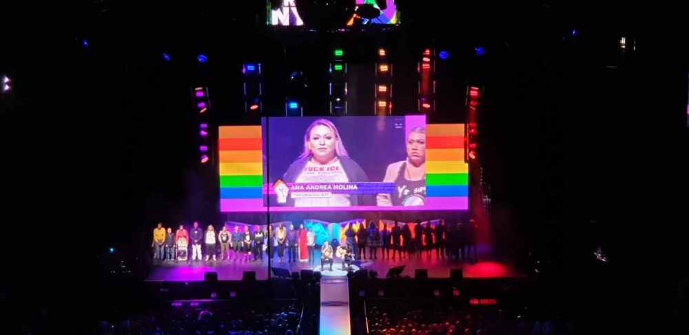 Alle sexuellen Identitäten auf einer Bühne