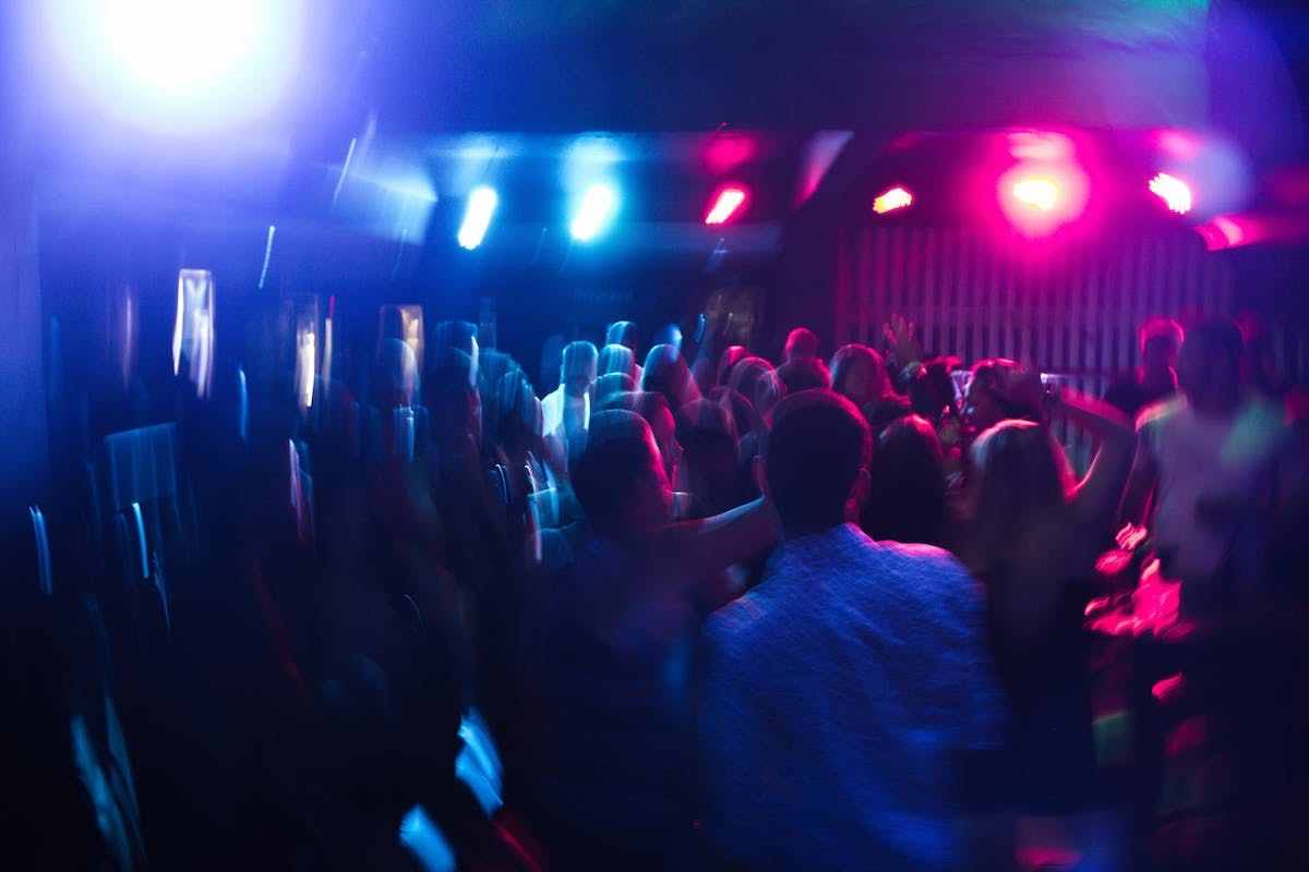 Mehr Informationen zu "Sexpositive Partys: Haben schwule Männer Heteros das Feiern beigebracht?"