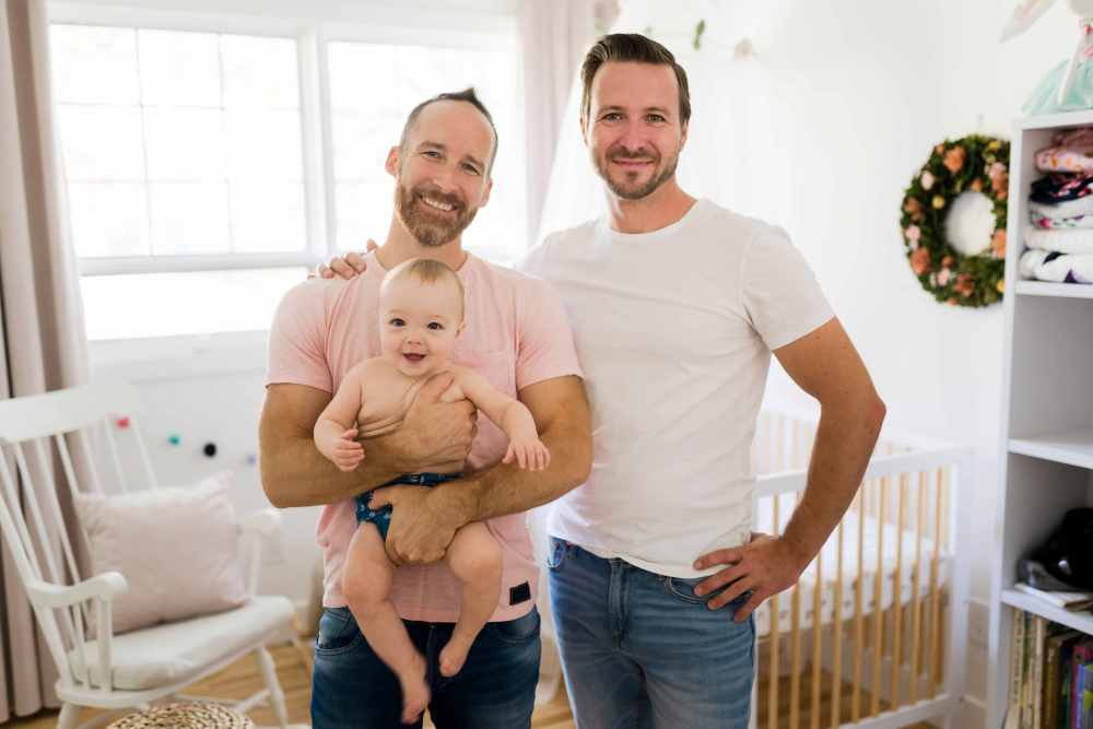 gay-couple-mit-adoptionskind.jpg