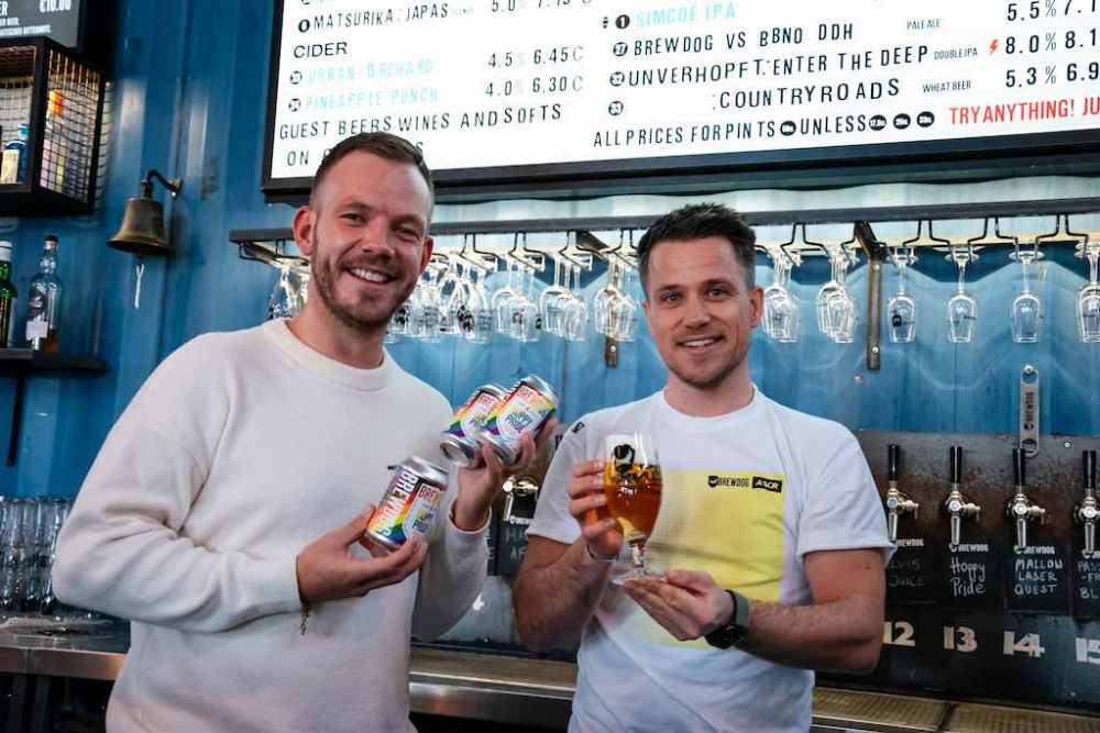 Patrick Ehrhardt (CSD Berlin e.V.) und Adrian Klie (BrewDog)