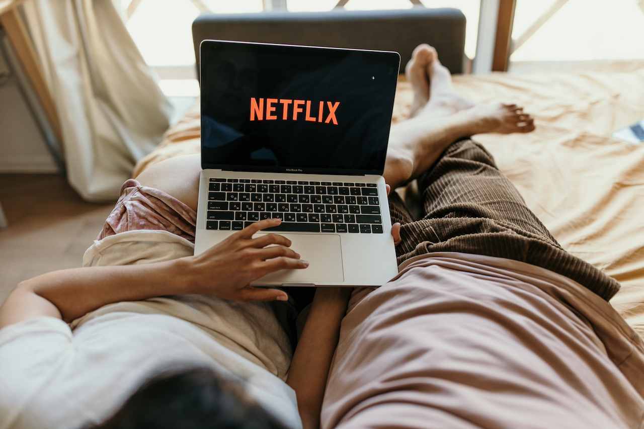 Mehr Informationen zu "Netflix and Chill – queere Playlist an Serien und Filme"